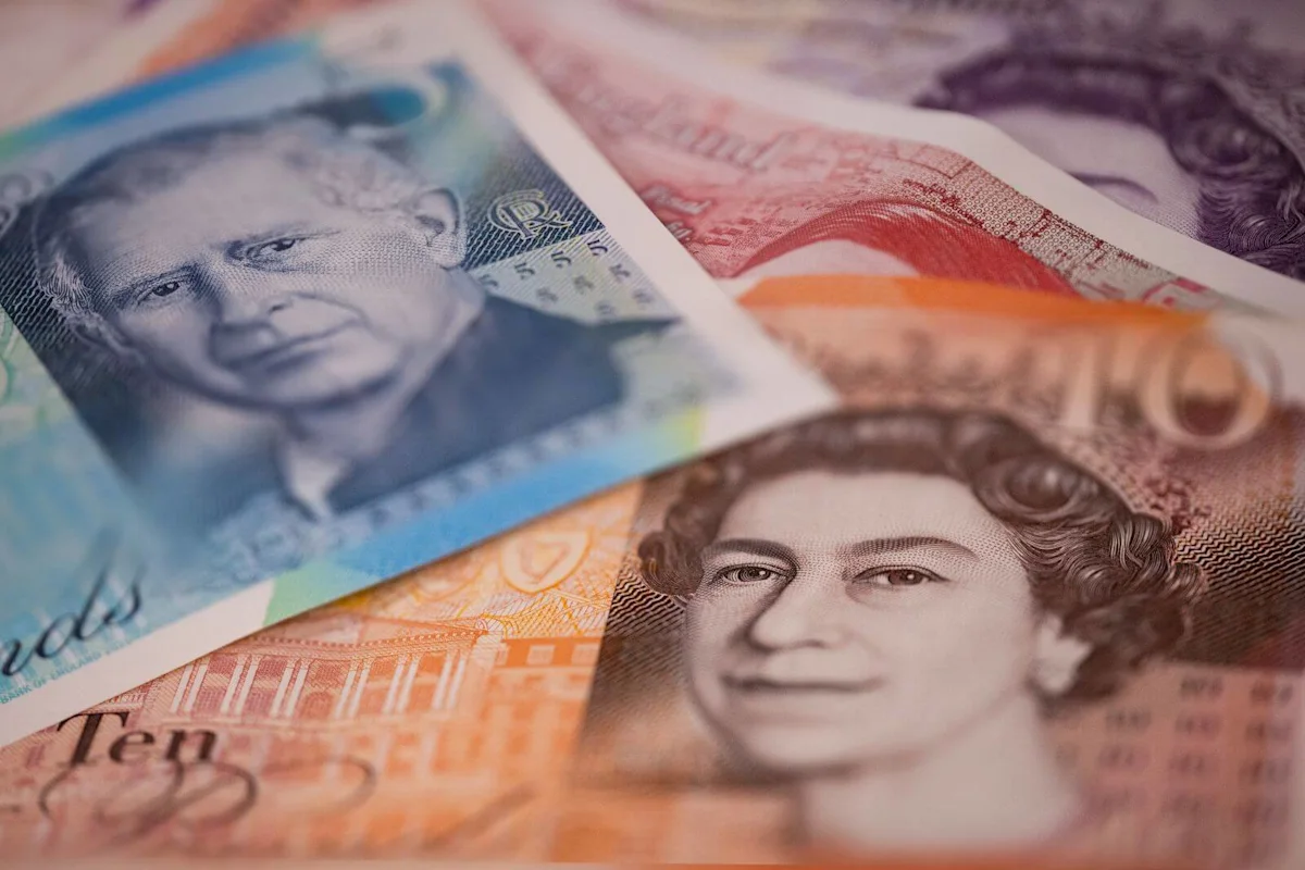 Los futuros de la libra esterlina de diciembre alcanzan un máximo de 13 semanas mientras aumenta la presión sobre el dólar