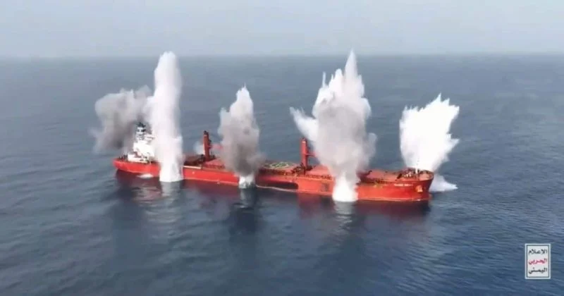 L'UKMTO signale qu'un cargo sans équipage a été touché par des projectiles en mer Rouge