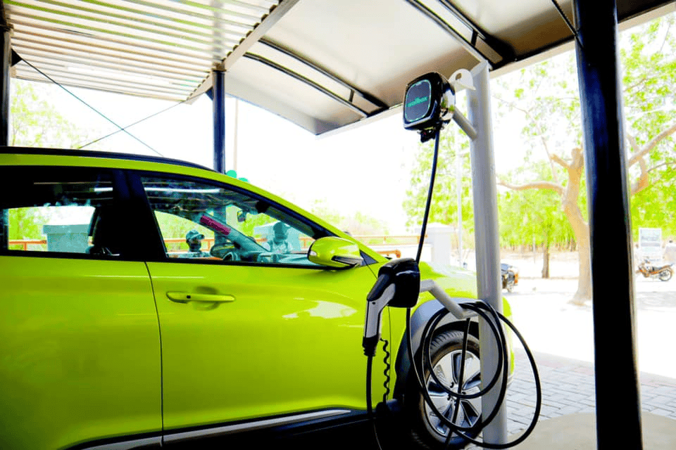 Nigeria reduce los costos de importación de vehículos eléctricos, pero los desafíos de la red eléctrica amenazan su adopción
