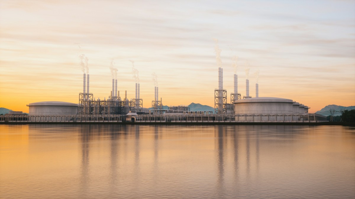 Индийские НПЗ продолжают массовые закупки нефти из Западной Африки на фоне перебоев с поставками с Ближнего Востока