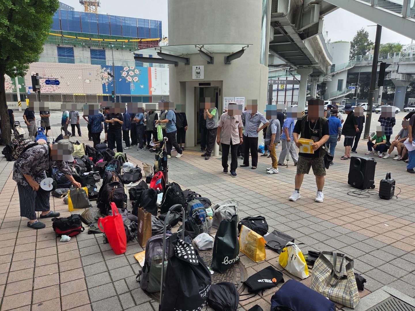 Free Meal Centers Near Seoul Station Reveal Growing Hunger Amid Inflation and Declining Donations