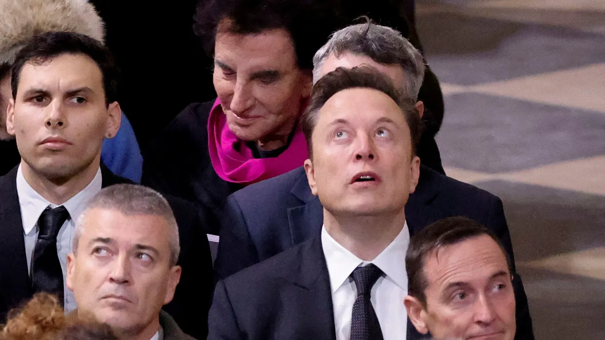 Elon Musk deriso dopo le critiche alla direttrice dell’Economist seguite a un’intervista tesa