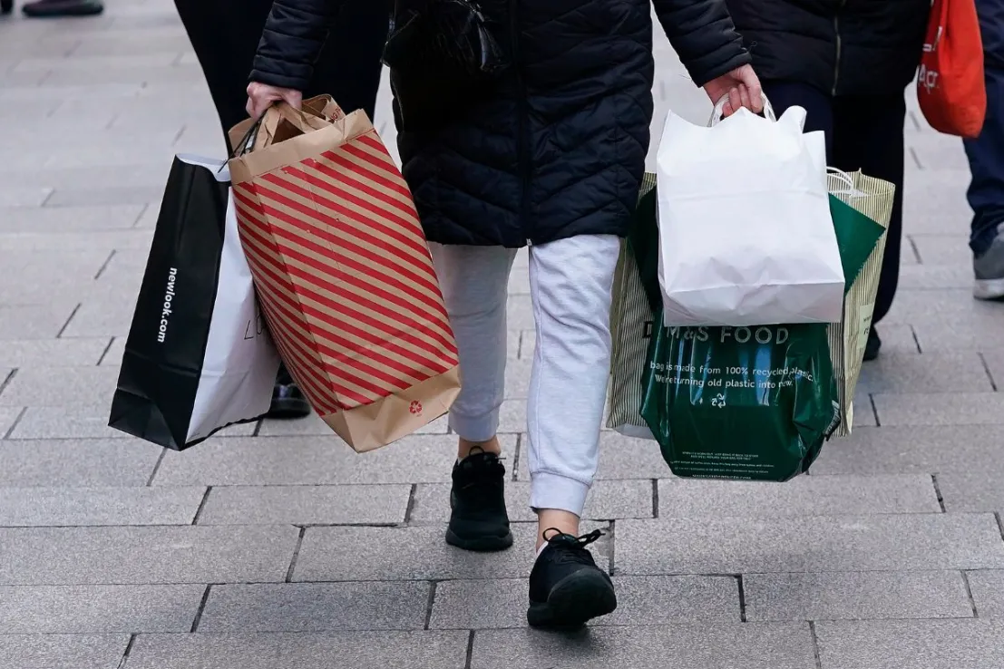 Розничные продажи в Великобритании выросли на 1% в июне благодаря жаркой погоде, стимулировавшей онлайн-шопинг