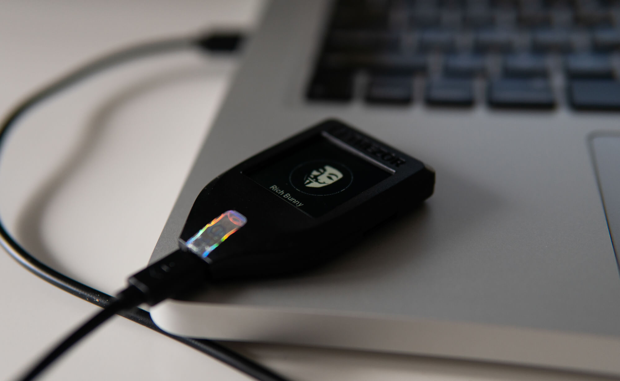 Brecha de datos de Trezor en su socio de envíos ShipMonk expone datos de 13.689 clientes
