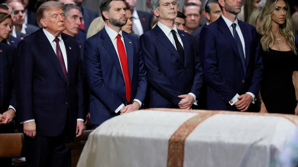 Трамп вызвал критику после того, как коснулся гроба Линдси Грэма на похоронах