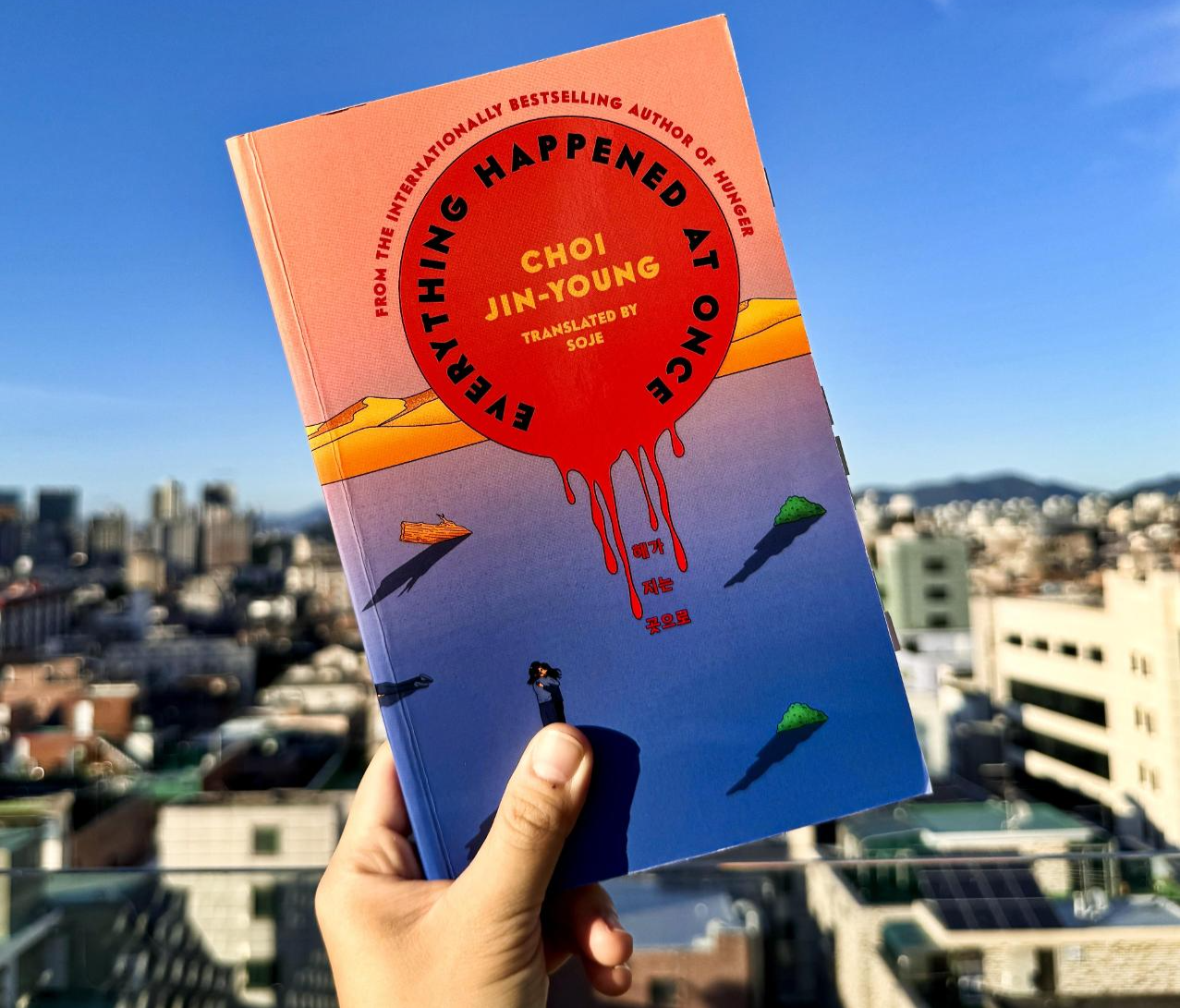 [CRITIQUE K-LIT] L'amour saphique fleurit dans le désert post-apocalyptique de « Everything Happened at Once »