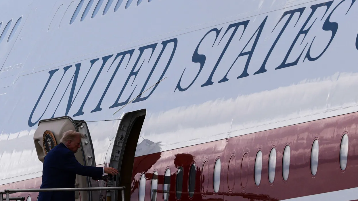Il New York Times segnala omissioni di sicurezza nel retrofit dell’Air Force One temporaneo sostenuto da Trump
