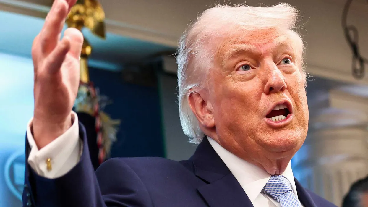 Трамп репостнул комментарий Майка Ли, назвавшего Элизабет Уоррен «невероятно умной», на фоне спора о SAVE America Act