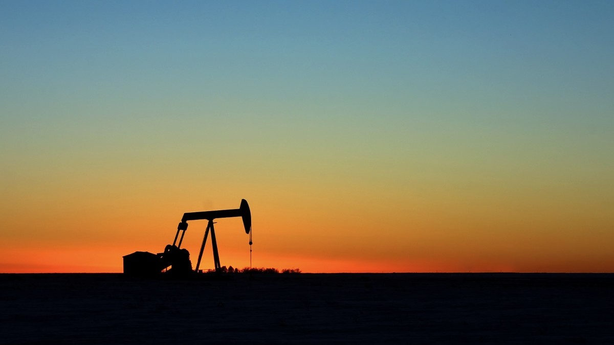 Количество нефтегазовых буровых установок в США выросло до 588 на фоне торговли WTI около $85 за баррель