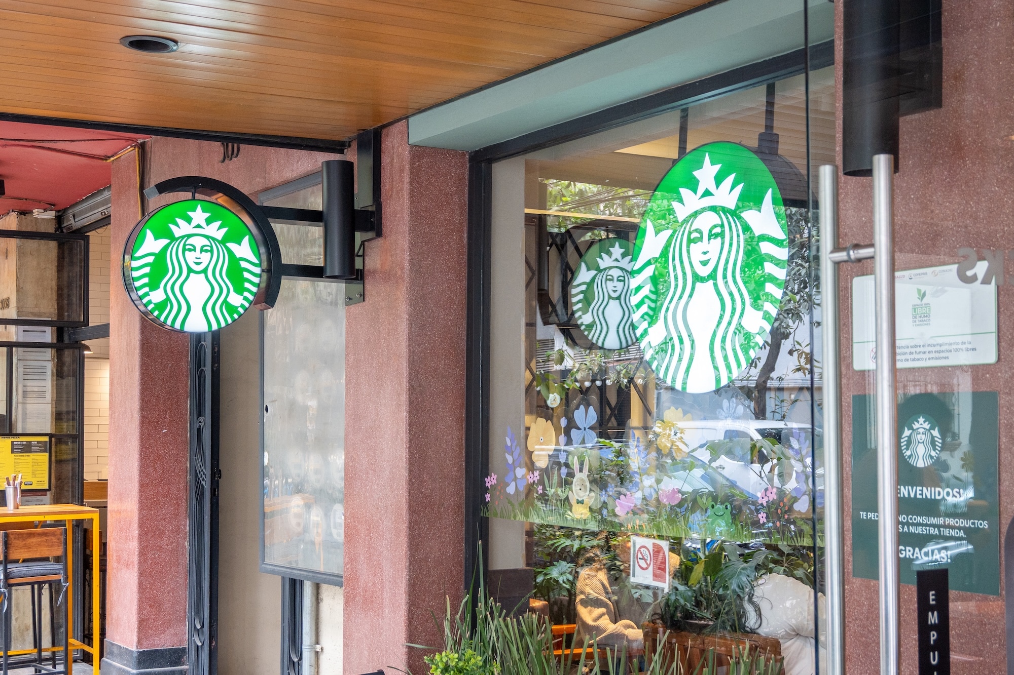 Alsea reporta menores beneficios del segundo trimestre mientras Starbucks México enfrenta un mercado desafiante