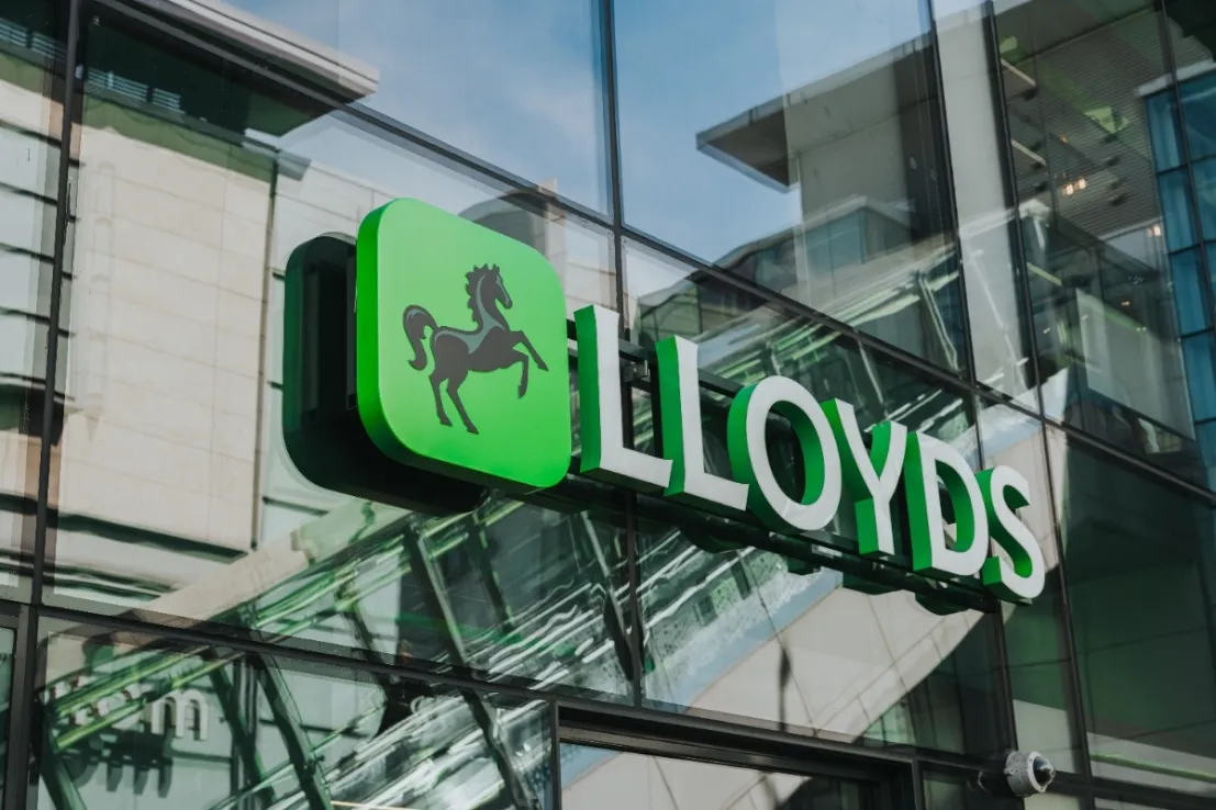 Lloyds Banking Group registra un profitto semestrale di 4,3 miliardi di sterline mentre il CEO presenta la strategia Accelerate 2030