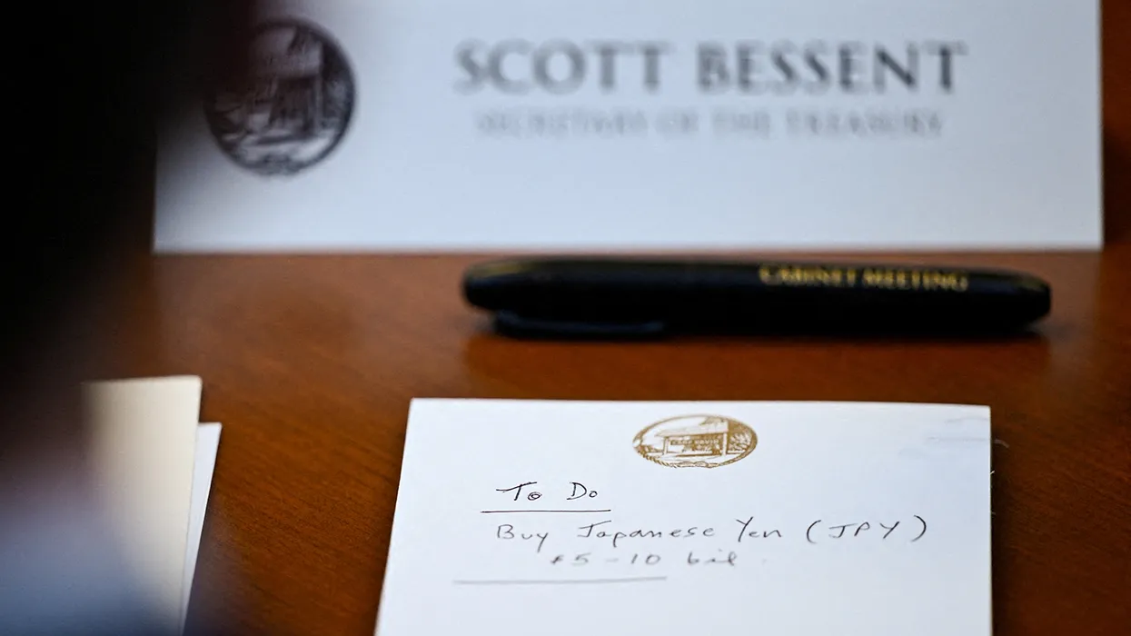 Il blocco note del Segretario al Tesoro Bessent rivela il piano di acquisto dello yen alla riunione di Camp David, attirando le critiche dei detrattori