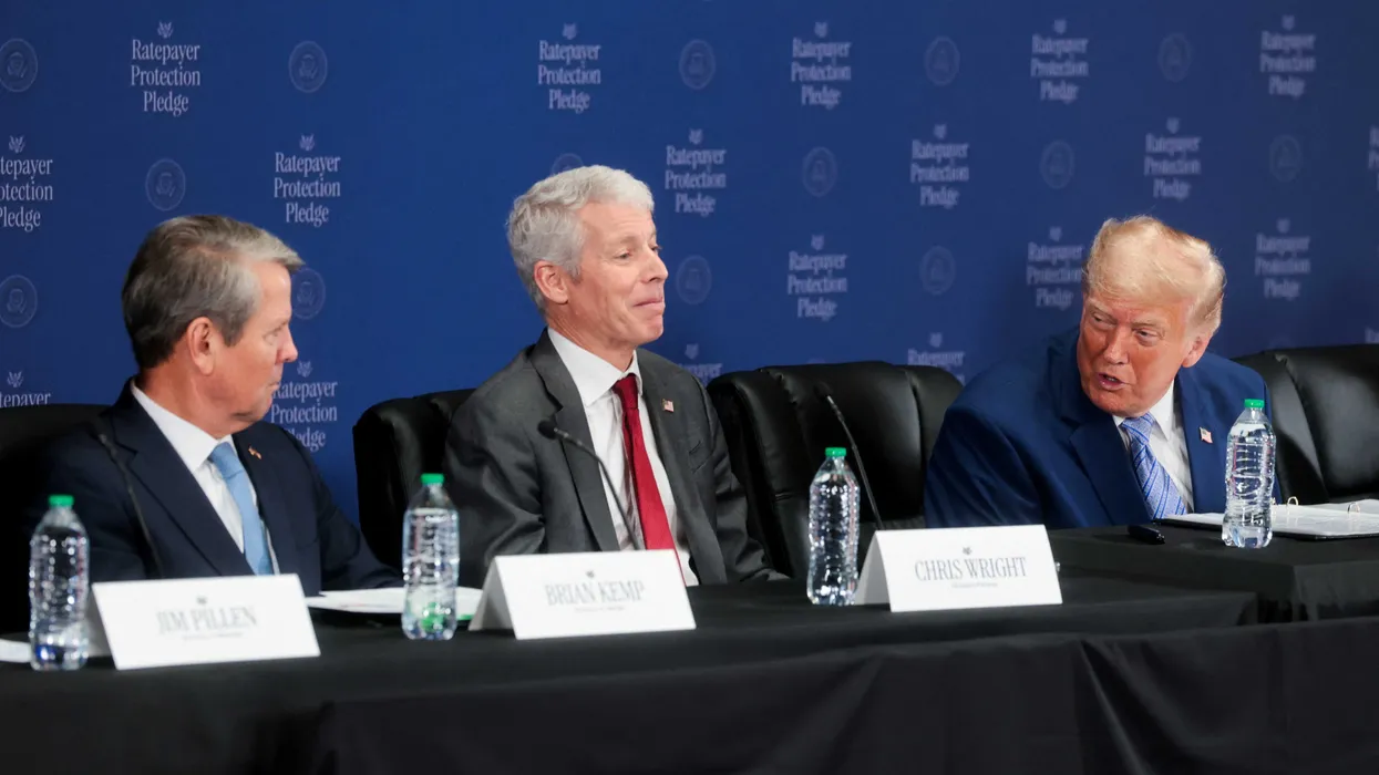 Trump insta a las comunidades a aceptar los centros de datos y recibe críticas de toda la espectro político