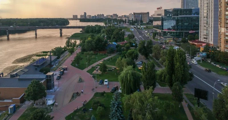 Множественные волны ракетных ударов по Киеву поразили промышленные и военные объекты