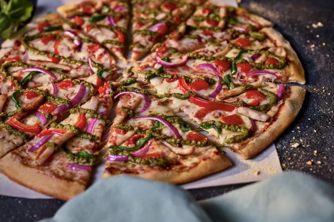 Domino's apuesta por el pollo frito mientras la Copa Mundial impulsa sus ingresos al alza