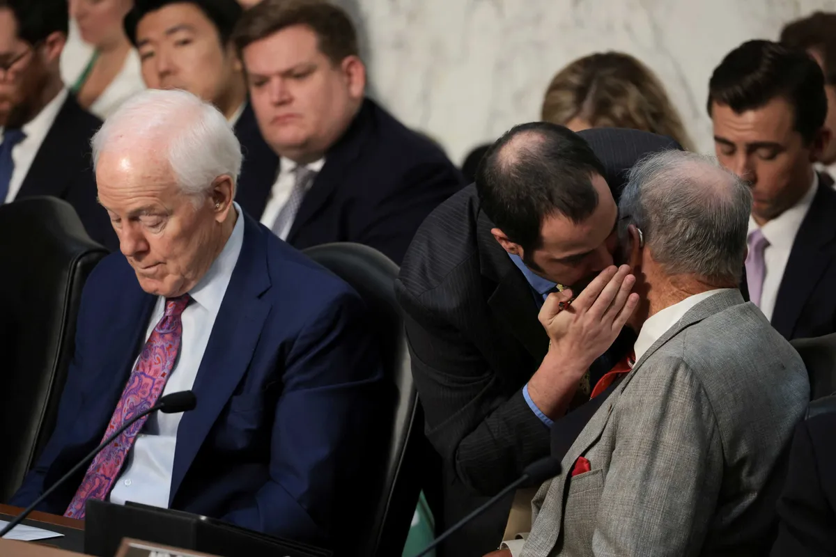 Dans le « Body Guy Caucus » du Sénat : de jeunes assistants qui suivent les sénateurs — et veillent sur une fausse dent