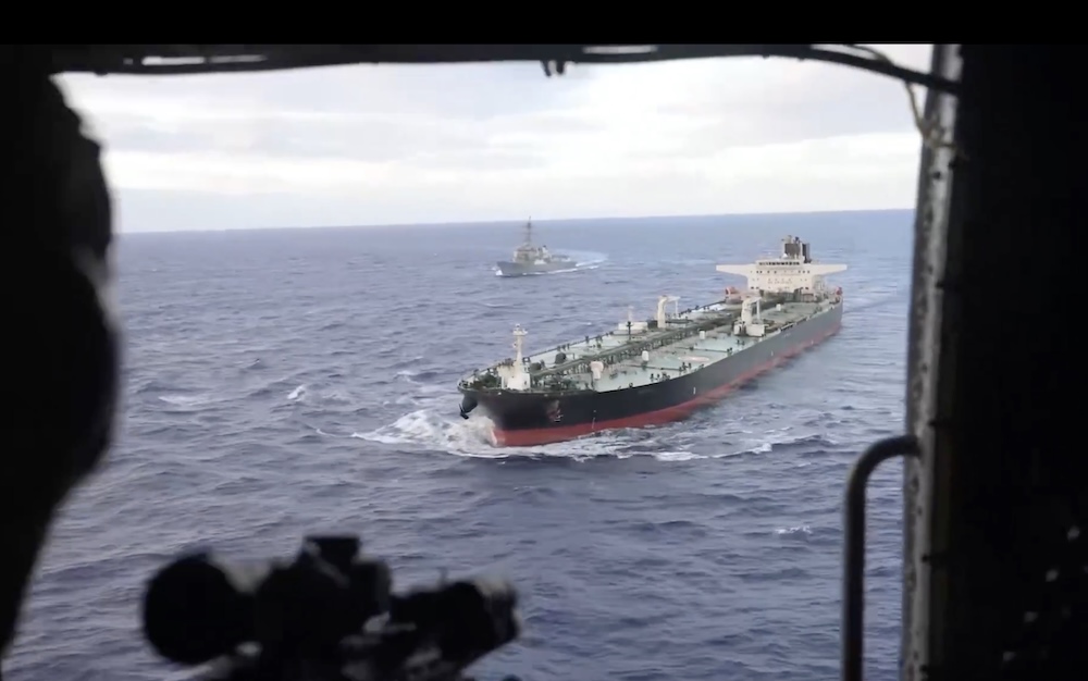 Le forze statunitensi disablesano una portacontainer nel Golfo di Oman mentre un attacco nel Mar Rosso uccide sei persone