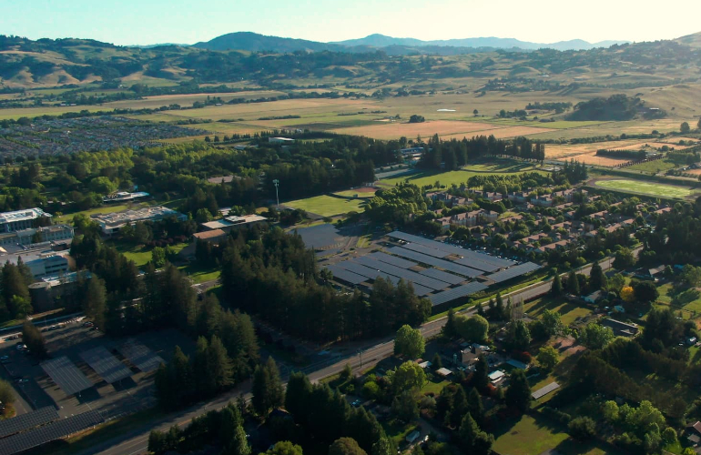Sonoma State University nimmt Solar-Carports und Batteriespeicher in Betrieb
