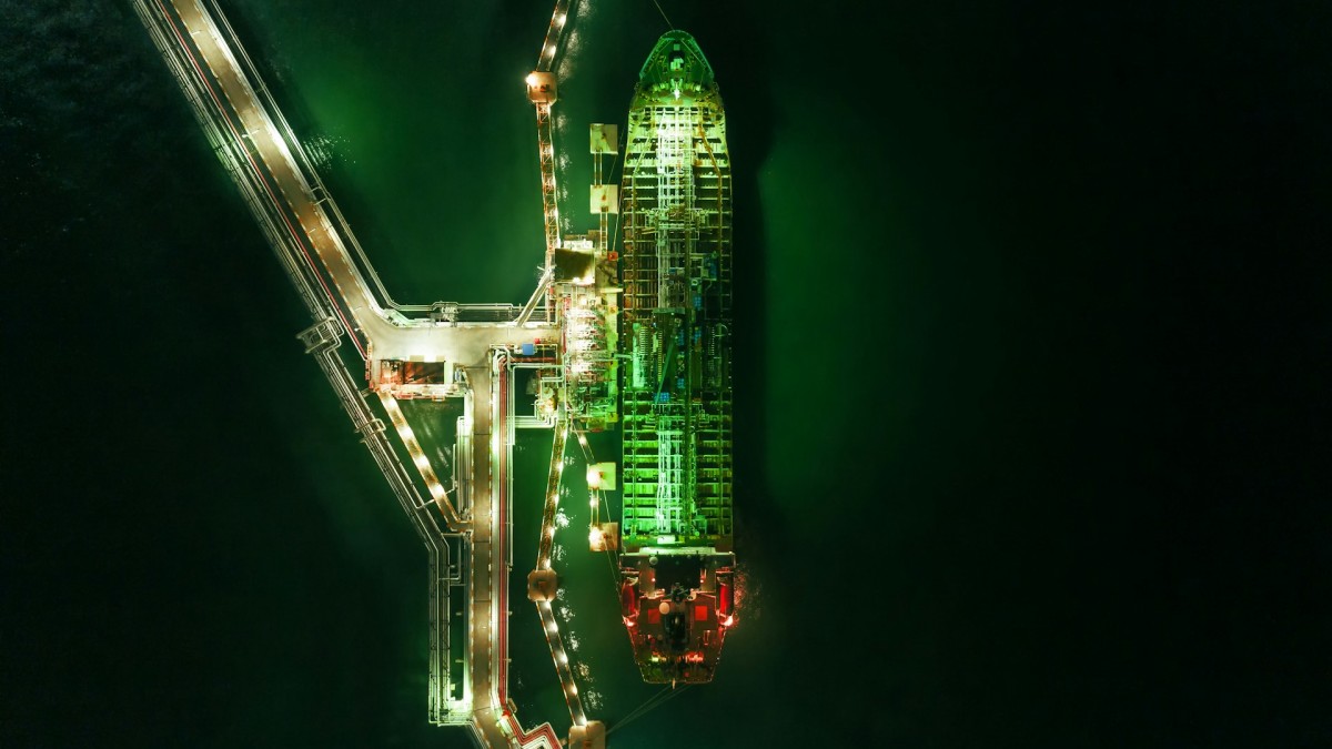 Petroliera saudita naviga col trasponder spento attraverso Bab al-Mandeb mentre i rischi nel Mar Rosso aumentano