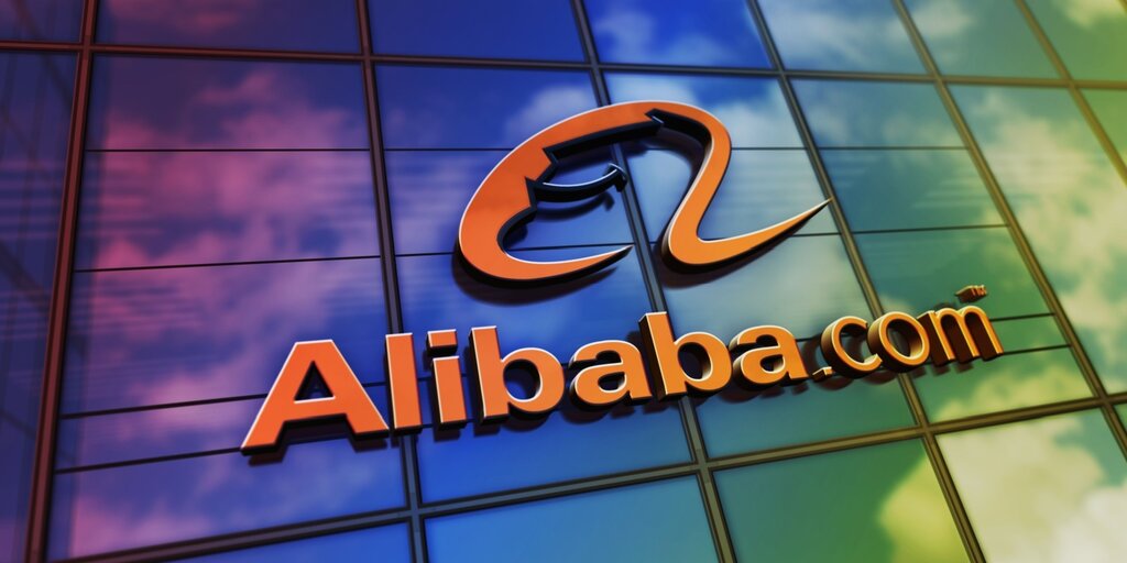 I ricavi di Alibaba salgono del 9% a 40 miliardi di dollari mentre la crescita del cloud IA tocca il 45%, ma il crollo degli utili pesa sulle azioni