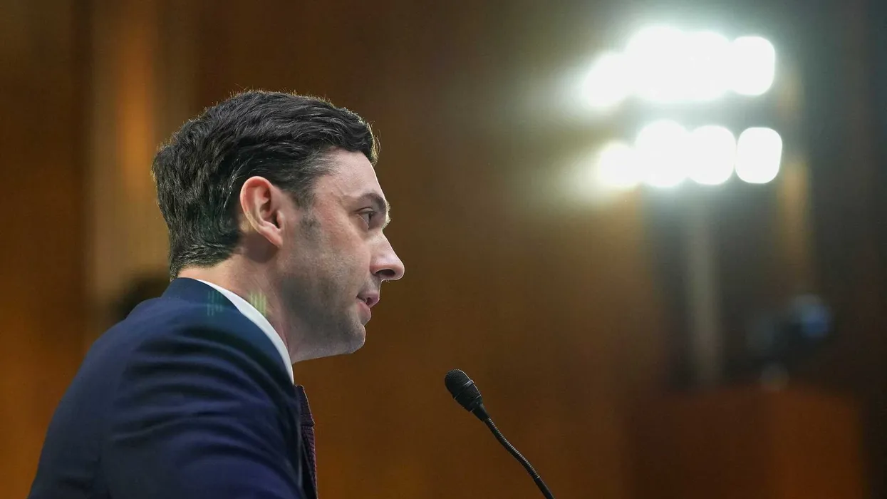 Jon Ossoff se moque de Mike Collins, soutenu par Trump, en le qualifiant de « pinata à scandales » lors d’un événement de campagne en Géorgie