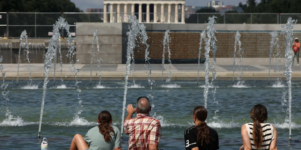 Il Memoriale della Seconda Guerra Mondiale a Washington, DC vandalizzato con graffiti e bolle di sapone