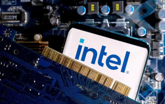 Акции Intel снизились после размещения на $15 млрд на фоне наращивания инвестиций в ИИ и литейное производство