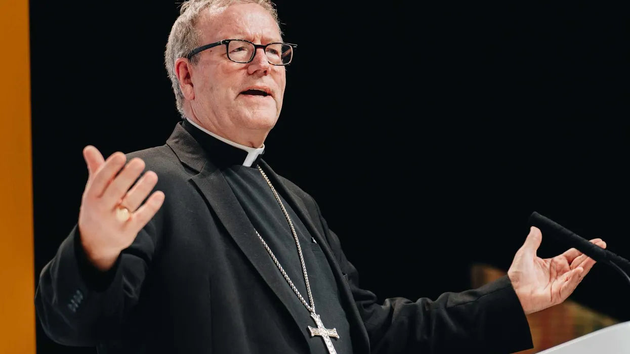 El obispo Robert Barron, alineado con MAGA, amenaza con acciones legales por afirmaciones sobre el tamaño de su audiencia
