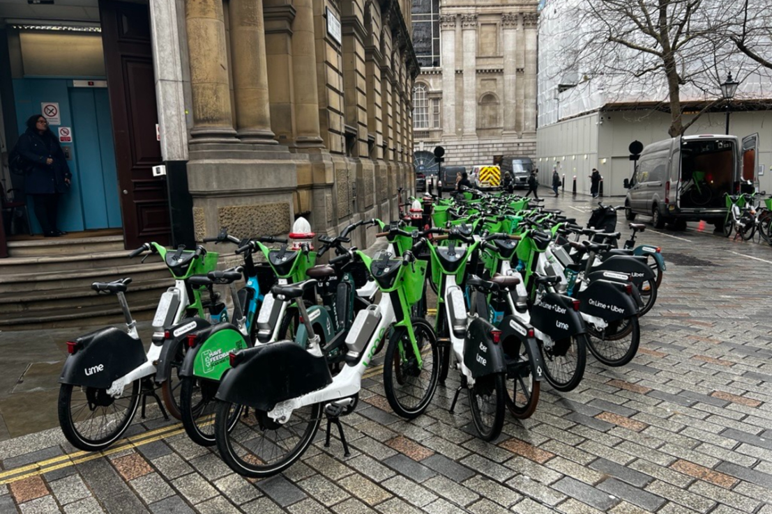 Les conseils municipaux accusés de faire des opérateurs de vélos électriques un « flux de revenus » alors que les frais augmentent