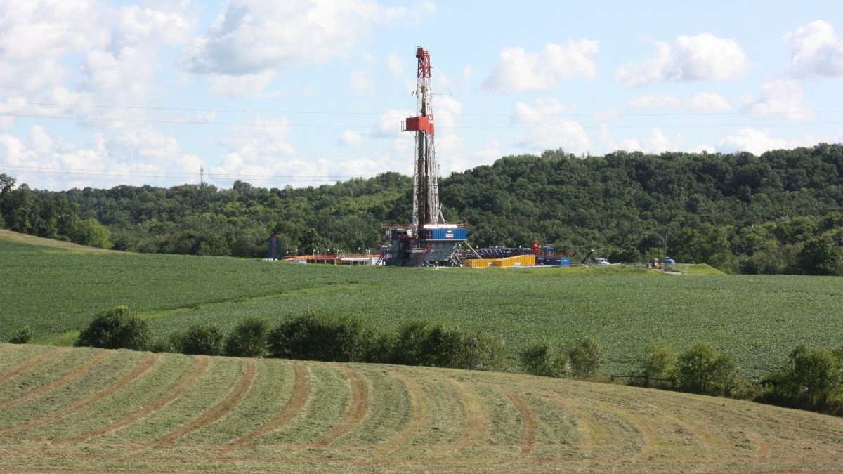 Нефтяные буровики США добавили установки, общее число буровых осталось на уровне 588