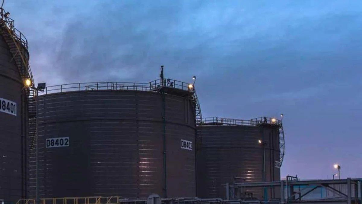 Standard Chartered: нефтяные рынки теперь должны учитывать два узких места на Ближнем Востоке