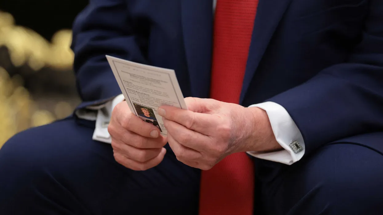 L'analyste David Pakman signale la « fiche d'aide » de briefing de Trump, en citant les attaques passées des républicains contre la capacité de Biden