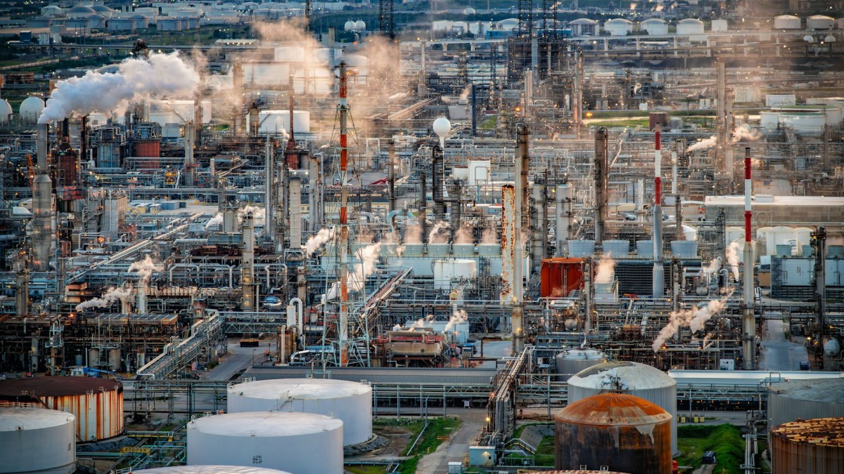 La utilización de refinerías en EE.UU. alcanza el 96,2% mientras los mercados de combustibles se tensan a nivel mundial