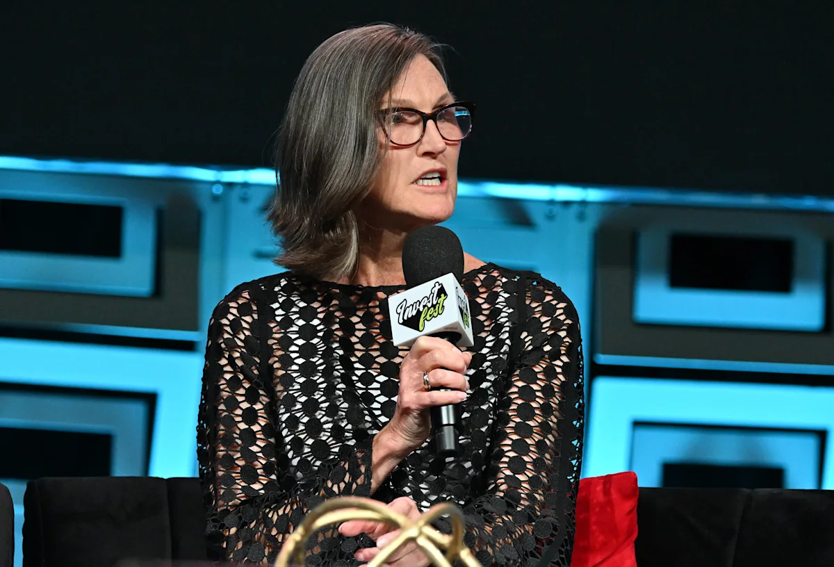 Cathie Wood vende 5,5 millones de dólares en acciones de Snowflake antes de resultados