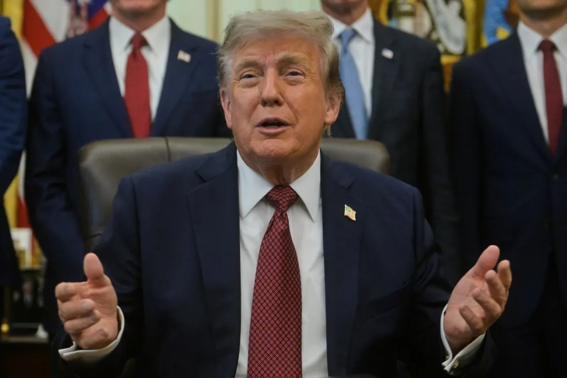 FTSE 100 vor steigen, während Trump Hormuz-Abkommen andeutet; EY warnt vor britischer Rezession