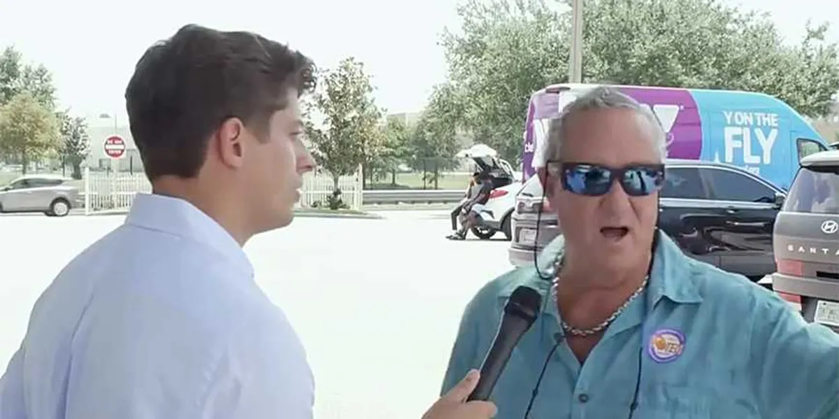 Votantes de Trump atacan los “ridículos” precios de la gasolina en entrevista al aire: “Simplemente estamos sufriendo”