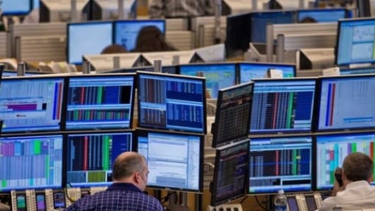 Нефтяные трейдеры сохраняют медвежьи позиции на фоне углубления перебоев с поставками на Ближнем Востоке