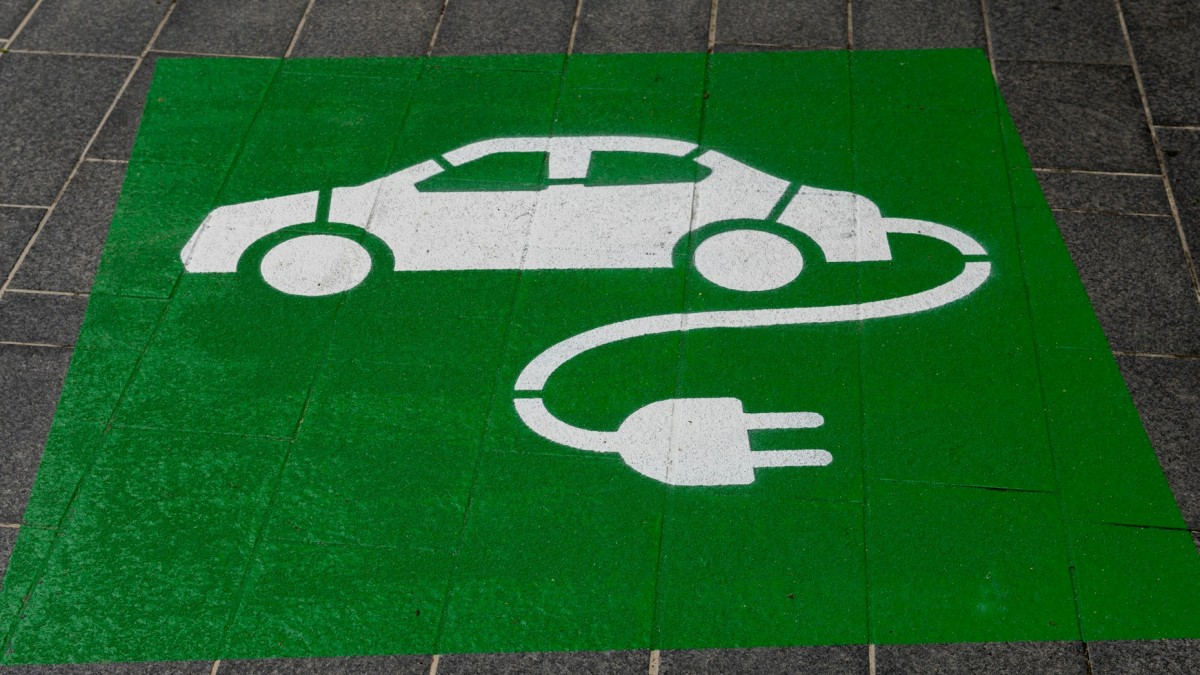 Oil Price Shock Fuels 35% Surge in Global EV Sales