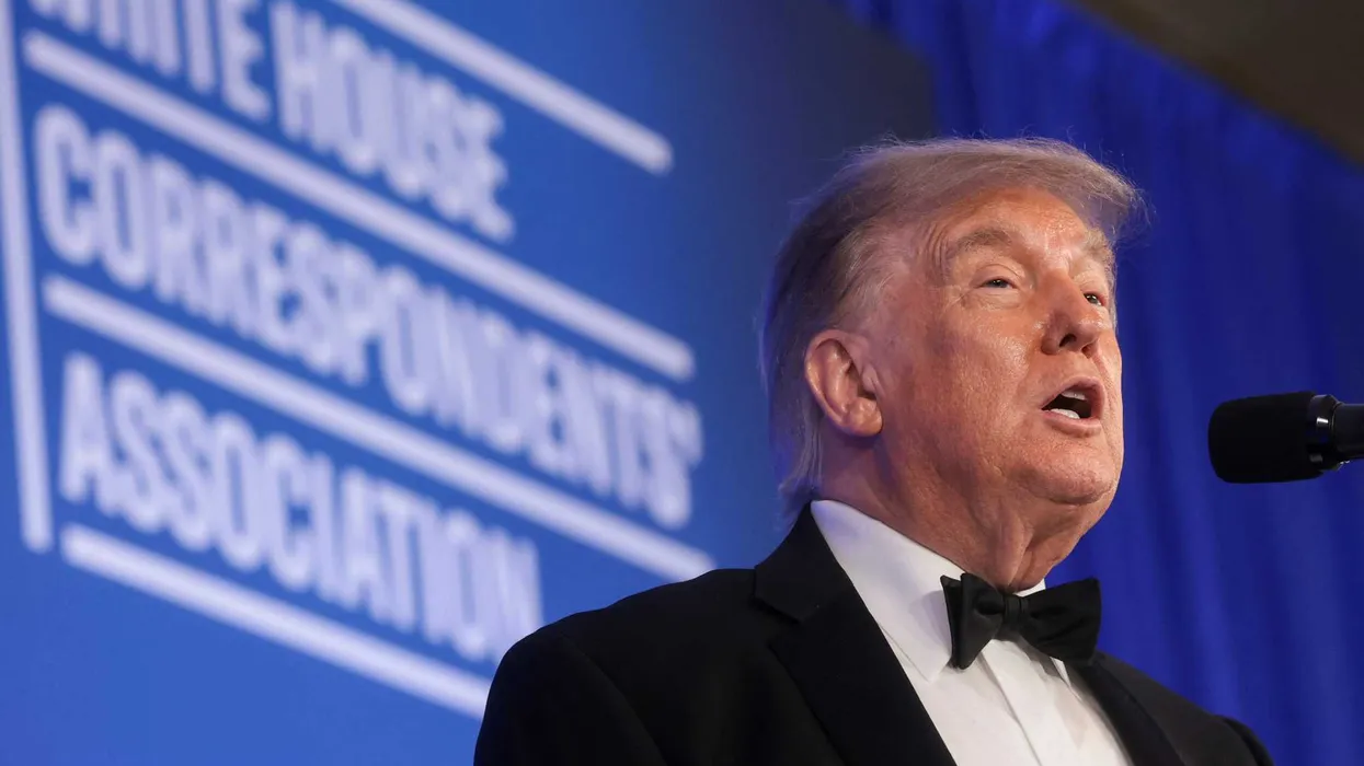 Трамп подшучивает над министром здравоохранения Робертом Ф. Кеннеди-младшим из-за его выходок с животными на ужине Белого дома корреспондентов