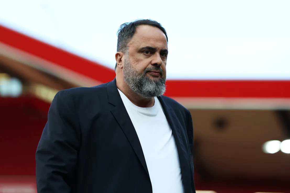 Il proprietario del Nottingham Forest Marinakis presenta una causa per diffamazione contro il Crystal Palace per lo striscione con la pistola