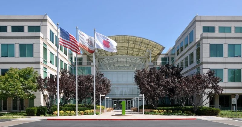 Apple грозит потеря стоимости почти на $500 млрд после слабого прогноза на IV квартал, что открывает путь Nvidia