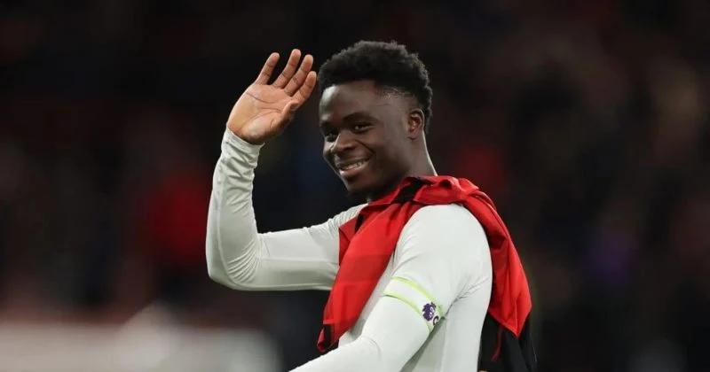 Arsenal rozpoczyna obronę tytułu mistrza Premier League od zwycięstwa 2:0 z Coventry po golu Bukayo Saki