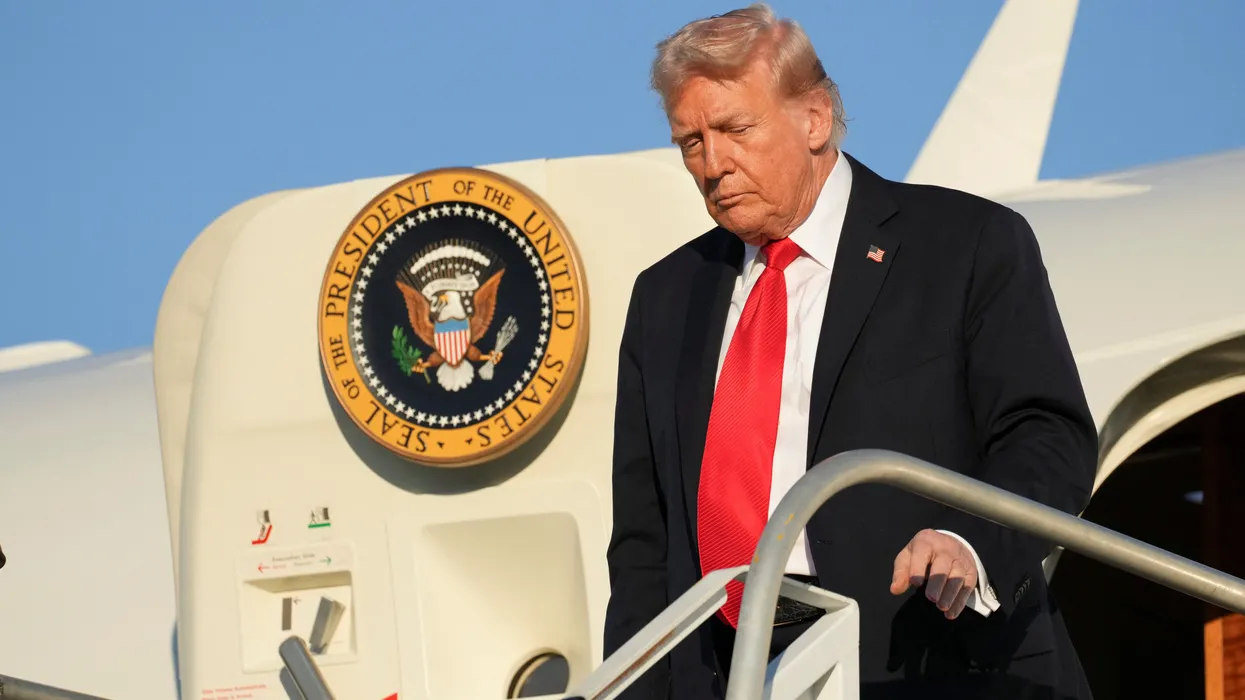 Trump użył „zmyłki” z Air Force One i wózka cateringowego, by uniknąć irańskiego zagrożenia zamachem — wynika z raportu