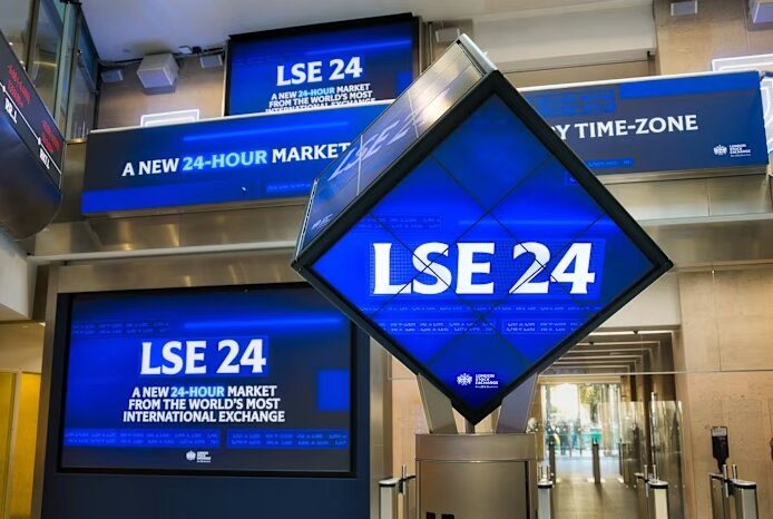 Лондонская фондовая биржа планирует площадку для торговли 24/7 к 2027 году, объединяя традиционные финансы и ожидания криптоэпохи