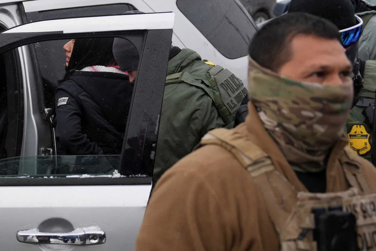 По сообщениям, чиновники Трампа пришли в ярость из-за нового дресс-кода ICE после спорных инцидентов
