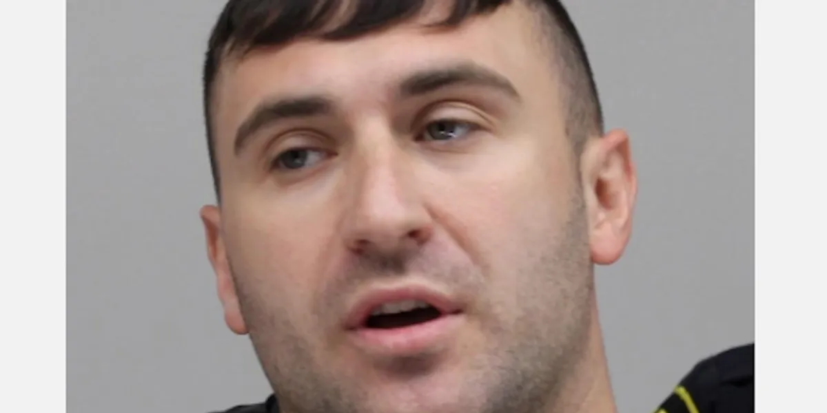Помилованный участник беспорядков 6 января Джейк Лэнг арестован в Миннеаполисе после того, как автомобили выехали на тротуар в сторону толпы, сообщает полиция