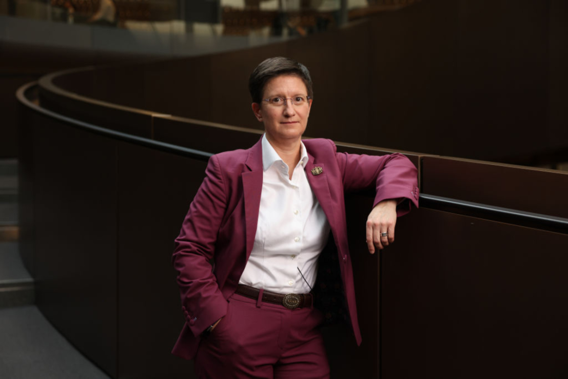 Beursbaas Julia Hoggett verzet zich tegen het vervalverhaal nu het aantal vertrekkers toeneemt
