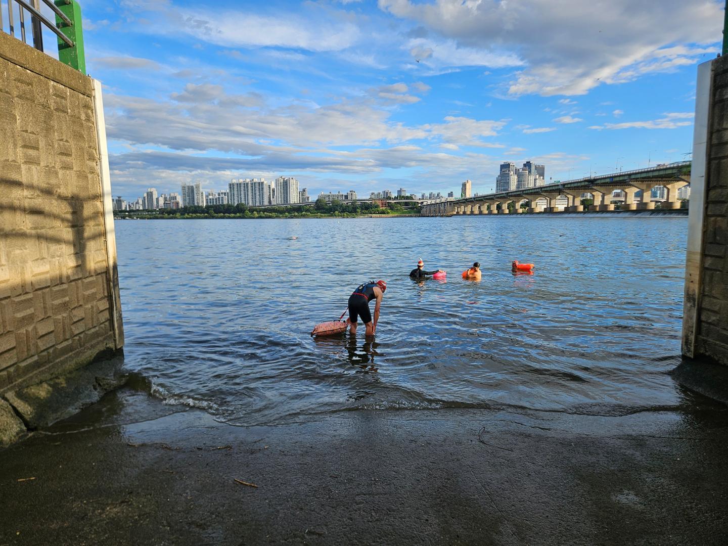 Pese a incidente fatal, Seúl no puede impedir la natación en el río Han