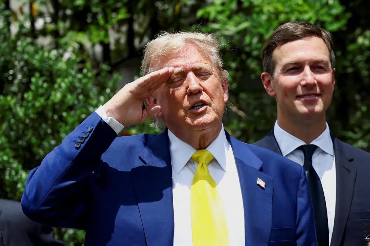 Economista conservatore definisce la politica tariffaria continuata di Trump 'follia' mentre il deficit commerciale persiste e i posti di lavoro nel manifatturiero diminuiscono