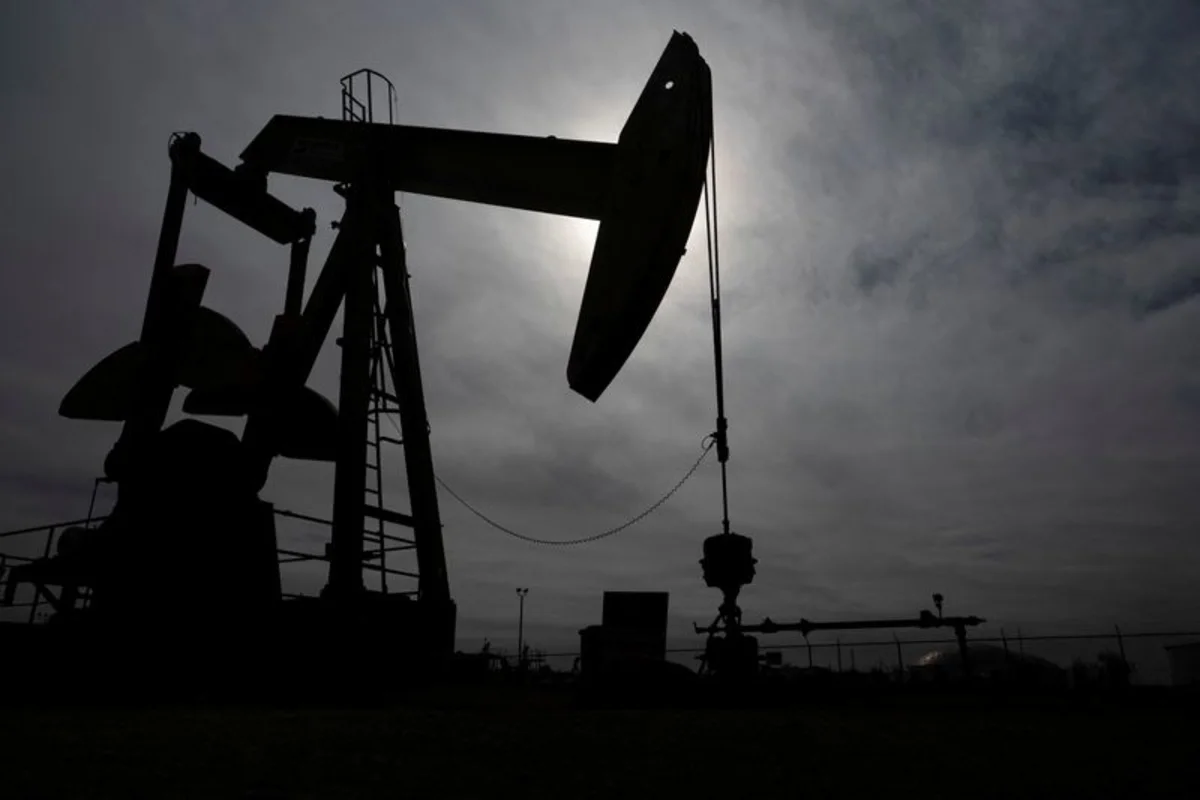 Нефть дешевеет на фоне ослабления мирового спроса и роста запасов в США